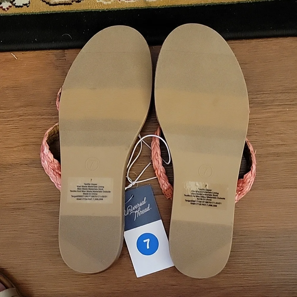 Universal Thread Coral Opal woven straw strap sandal rubber sole stack 7…New